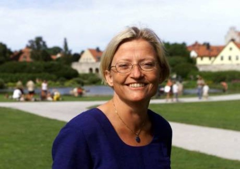 Anna Lindh (S) var Sveriges utrikesminister 1998-2003. Hon avled 11 september 2003 till följd av skadorna som hon fick i samband med en knivattack dagen före. 