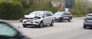 Krockskadad bil blev stående i trafiken • Ägaren: "Bilen var utlånad."