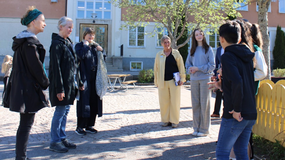 Årets ALMA-pristagare Eva Lindström besöker Astrid Lindgrens skola och blir uppmött av den delegation av elever vid Pippi-statyn utanför skolan. Neema Fredriksson och Alfred Nyman var med från årskurs 9. Elma Dzinic, Hanin Shanab och Muaz Wahba var med från årskurs 5. På bilden är också rektor Anna Ljungqvist.