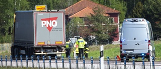 Däckexplosion på lastbil vid Nyköpingbro