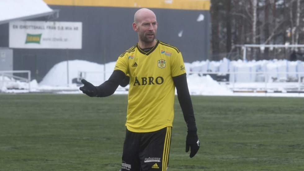 Johan Carlsson har lämnat fotbollsplanen och fokuserar på rollen som assisterande tränare i Vetlanda IBF.