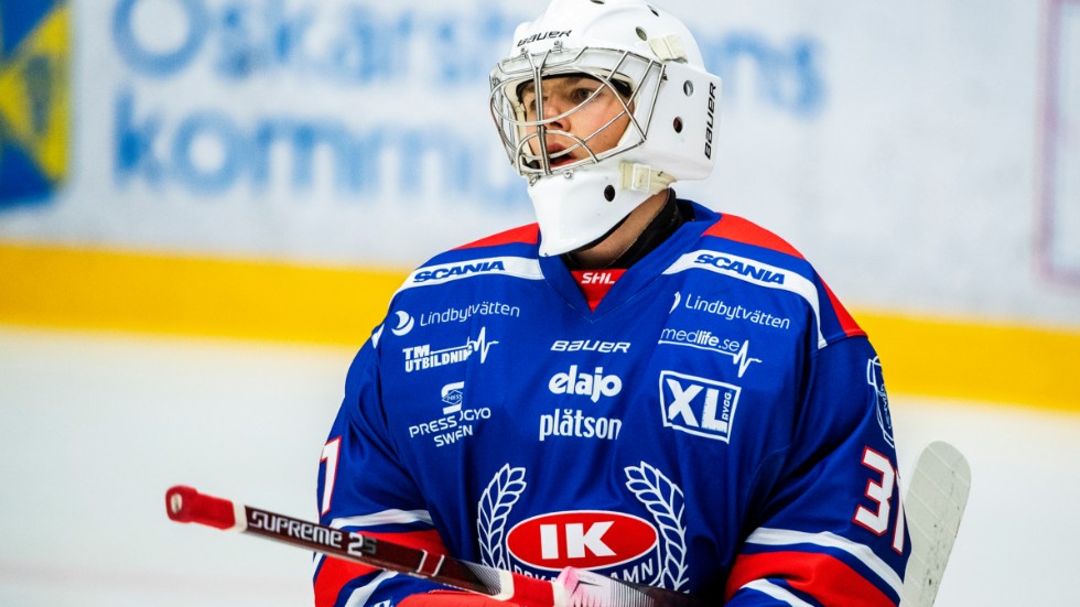 IK Oskarshamn-produkten Hugo Engsund vaktar Köpings mål. Han var registrerad som tredjemålvakt i Vimmerby Hockey för två säsonger sedan.