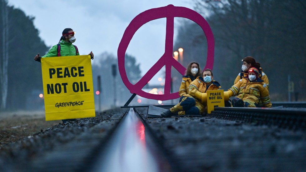 Greenpeace protesterar mot europeiska köp av rysk olja som finansierar Rysslands krig i Ukraina.