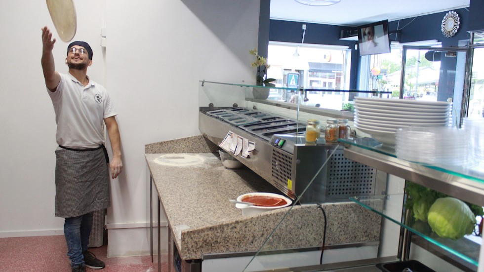 Mohamad Alasaad har jobbat nästan fem år som pizzabagare, när han bestämde sig för att öppna eget. Sedan en månad tillbaka driver han Kungen restaurang i Hultsfred. 