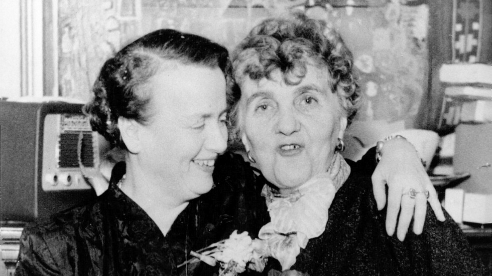 Eva Palmær på sin födelsedag 1954 tillsammans med vännen och författaren Moa Martinsson.