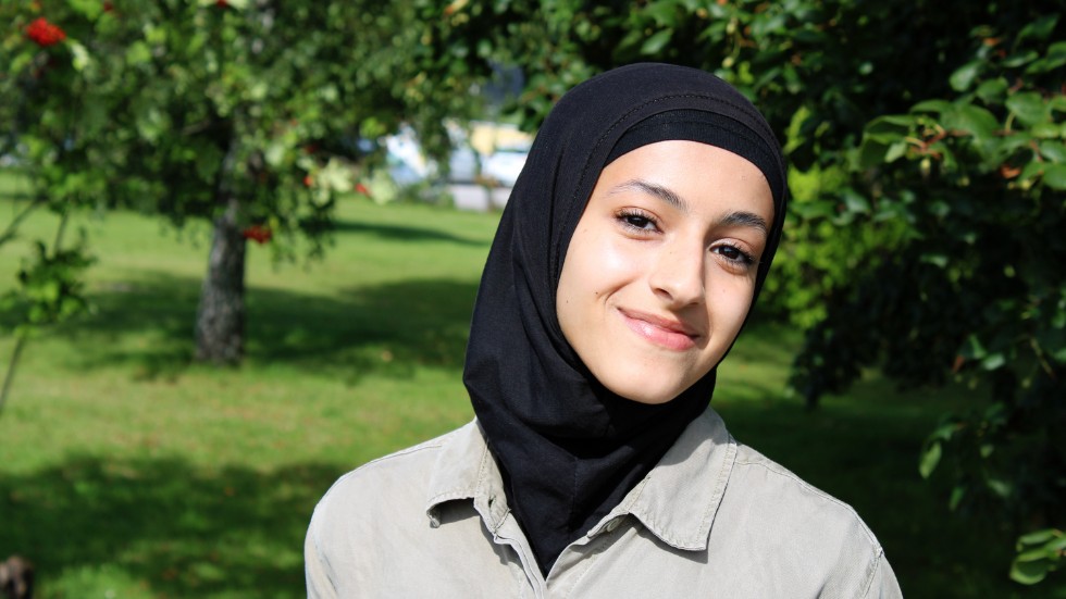 Amena Alsameai, Idol-deltagare från Vimmerby, som inte bara är vidare i TV4:s Idol. Hon är också en av artisterna i direktsända TV-program för Världens Barn i konkurrentkanalen SvT 1.