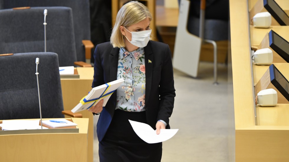 Finansminister Magdalena Andersson (S) i munskydd under budgetdebatten i riksdagen efter att vårbudgeten presenterats.