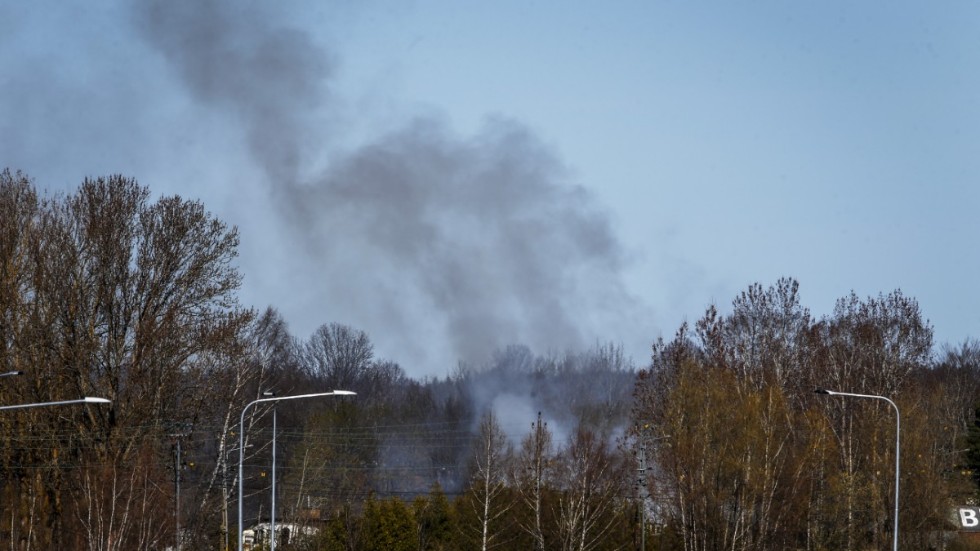 På bilden syns rök som stiger från industribyggnaden som brann.