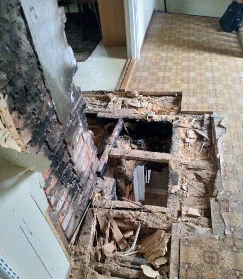 Räddningstjänsten fick bryta upp golvet intill murstocken för att komma åt att släcka. Men man fick stopp på branden i tid, innan den vuxit sig för stor.