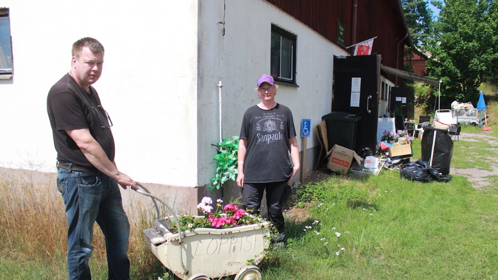 Daniel och Cecilia Hederud har nu sålt Mörlunda loppis. Verksamheten finns i en ladugård i närheten av Mörlunda kyrka.