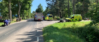 Två motorcyklar kolliderade utanför Tuna • En person förd till sjukhus