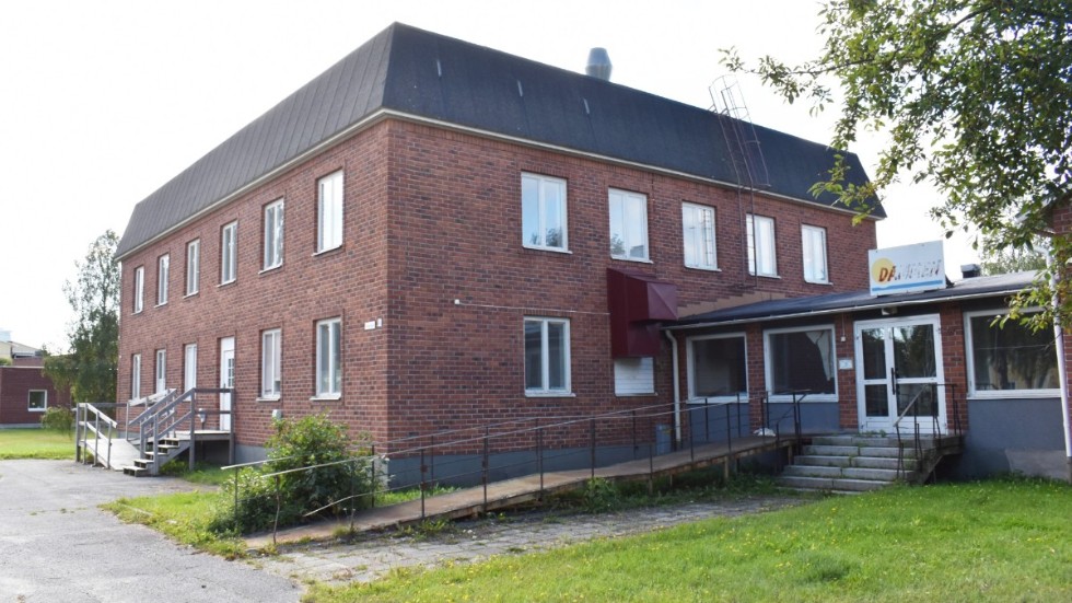 The building was constructed when Byske was a separate municipality. It continued to be used for municipal purposes even after the merger with Skellefteå.
