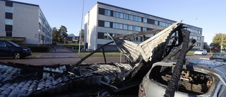 Fyra bilar skadade i brand i Slagsta – Tina såg soprummet brinna ner: "Övertänt på några minuter"