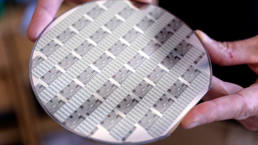 En "wafer" av kisel i ungefär CD-storlek med miljardtals mycket små transistorer. Kisel är det vanligaste halvledarmaterialet i komponenter som ingår i exempelvis bilar eller mobiltelefoner.
