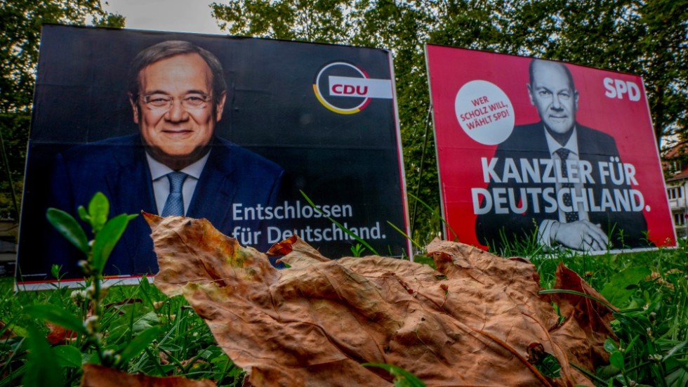 Blir det SPD:s Olaf Scholz, till höger, som blir nästa tyska förbundskansler, eller blir det CDU:s Armin Laschet trots ett historiskt svagt val? Allt avgörs i den breda mitten.