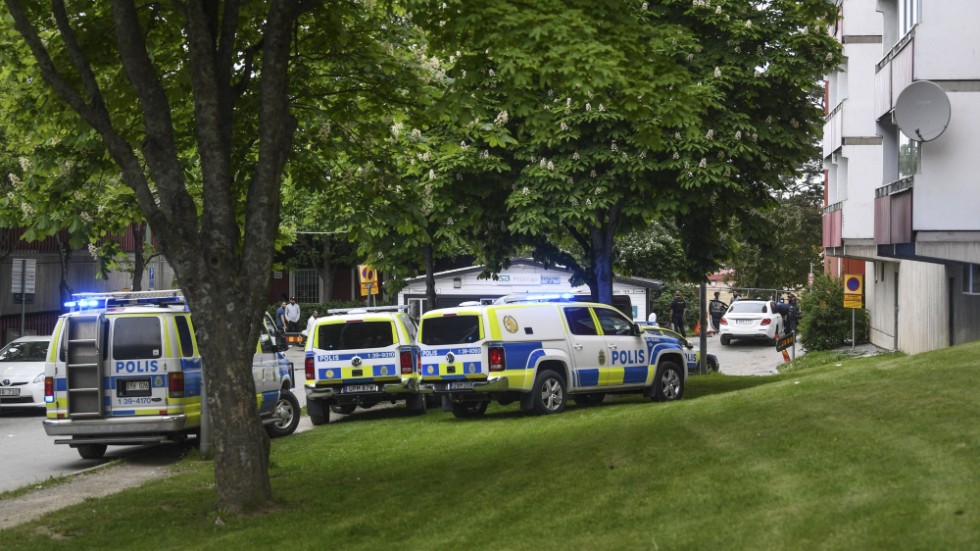 Flera personer slog larm om skottlossning i Husby i nordvästra Stockholm.