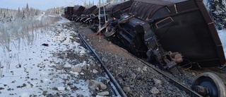 Malmtåg med 38 vagnar har spårat ur – stopp i tågtrafiken