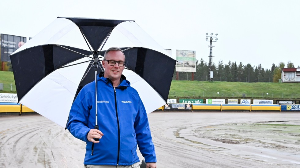 Domaren PeGe Svedberg besiktar banan inför kvällens SM-final mellan Dackarna och Smederna. Matchen är uppskjuten en halvtimme på grund av regnvädret och beräknas starta 19.30.