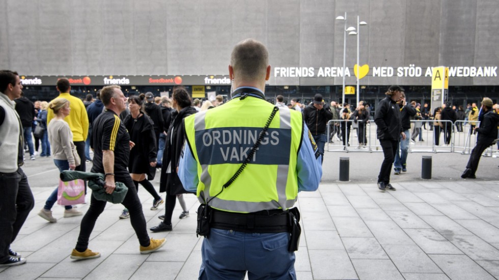 En ordningsvakt utanför Friends Arena i Solna. Arkivbild.