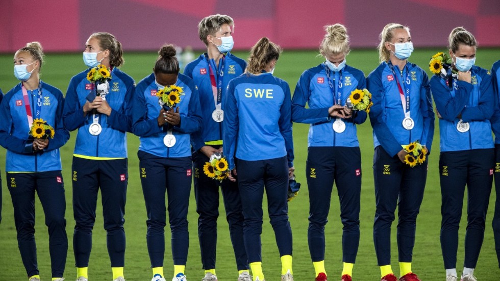 De svenska spelarna med sina silvermedaljer efter förlusten i OS-finalen mot Kanada.