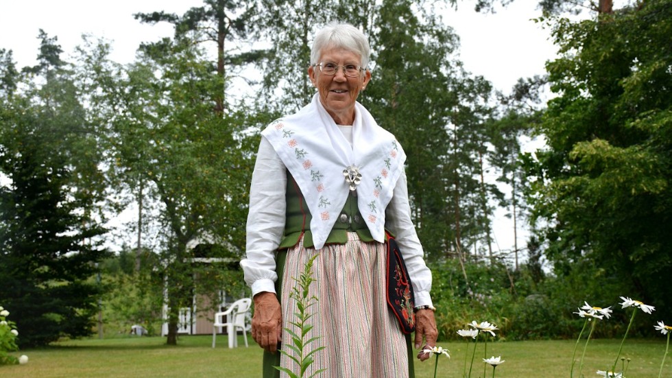 Varje midsommarafton är det traditionsenligt firande i Lönneberga hembygdspark. Gunborg Nilsson har under många år lett den populära dansen kring midsommarstången.
