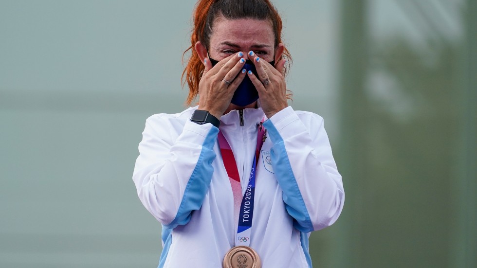 Lerduveskytten Alessandra Perilli kunde inte hålla tårarna tillbaka när hon tog sin och San Marinos första OS-medalj.