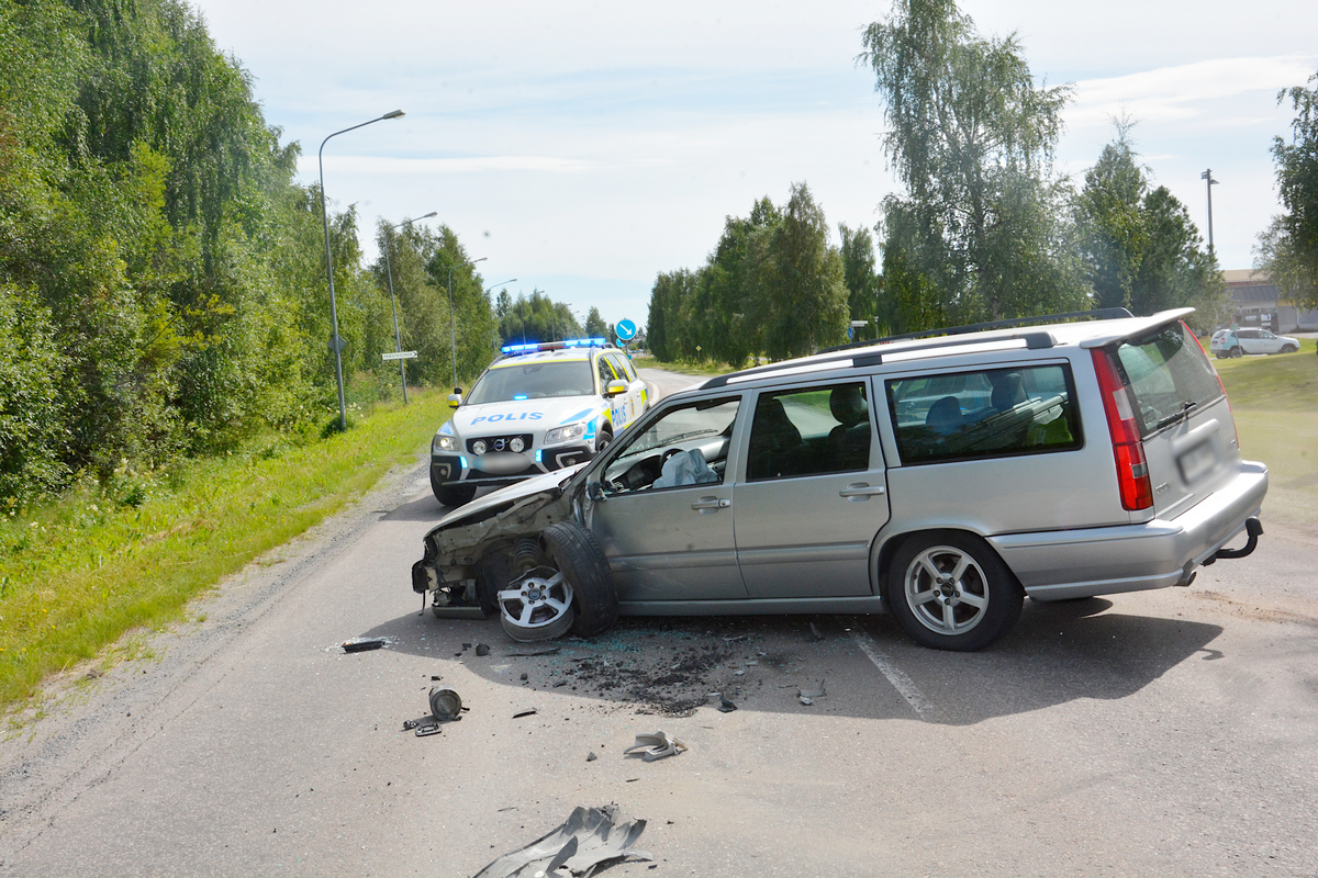 Personbil I Krock Med Lastbil I Centrala Boden Nsd 