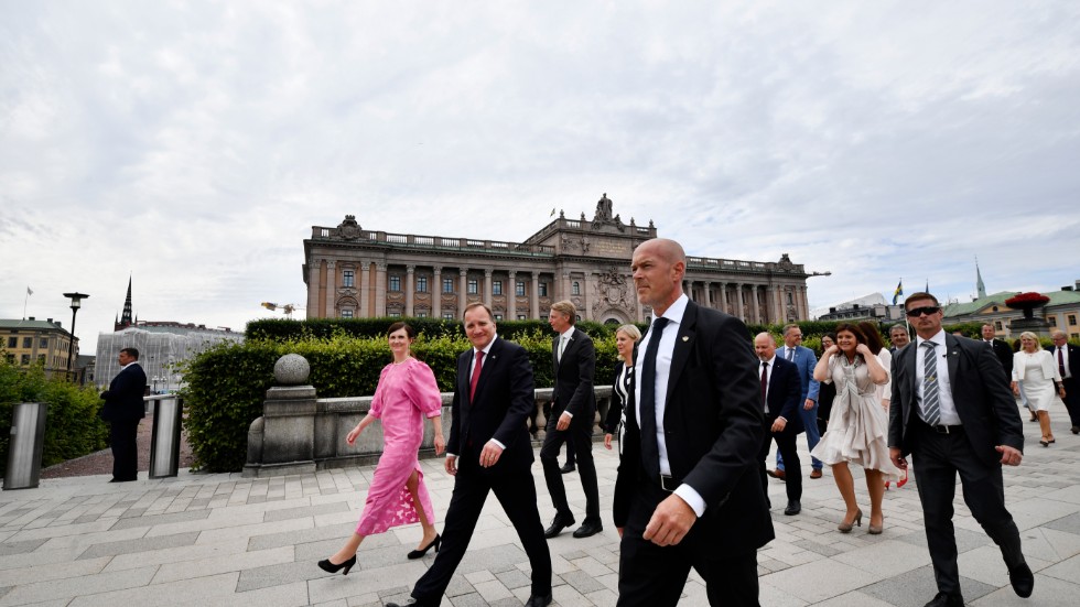 Märta Stenevi, jämställdhets- och bostads­minister (MP), statsminister Stefan Löfven (S) och resten av regeringen på väg till konselj på slottet.