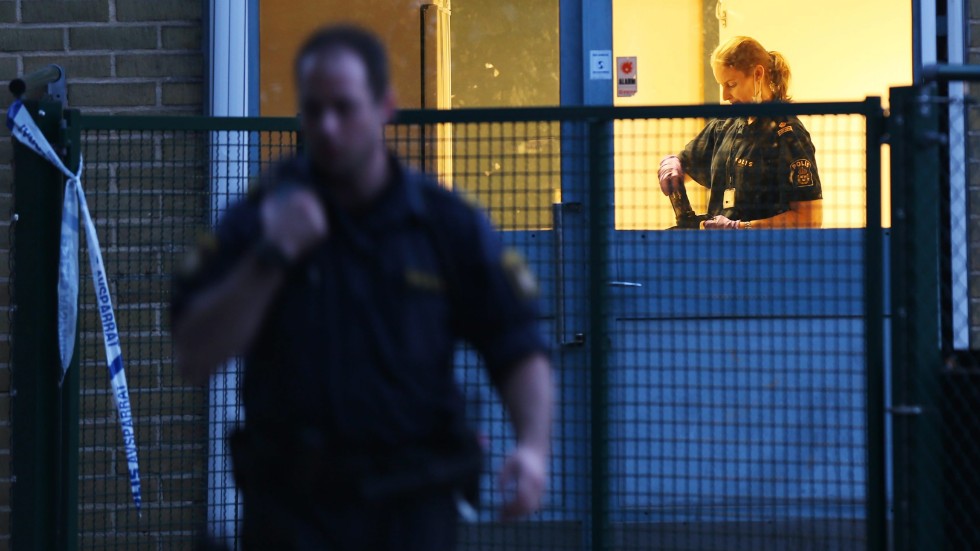 Fronterna möts ibland. Här bilder från polisarbetet vid ett gangstermord vid en skola i en förort till Göteborg.