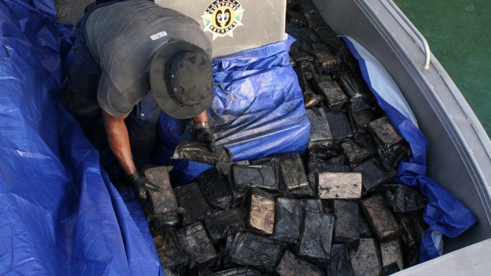 En man som misstänks ha försökt smuggla in 900 kilo kokain i Australien greps på onsdagen efter en drygt två veckor lång jakt. Bilden visar ett tidigare kokainbeslag av australiensisk polis.