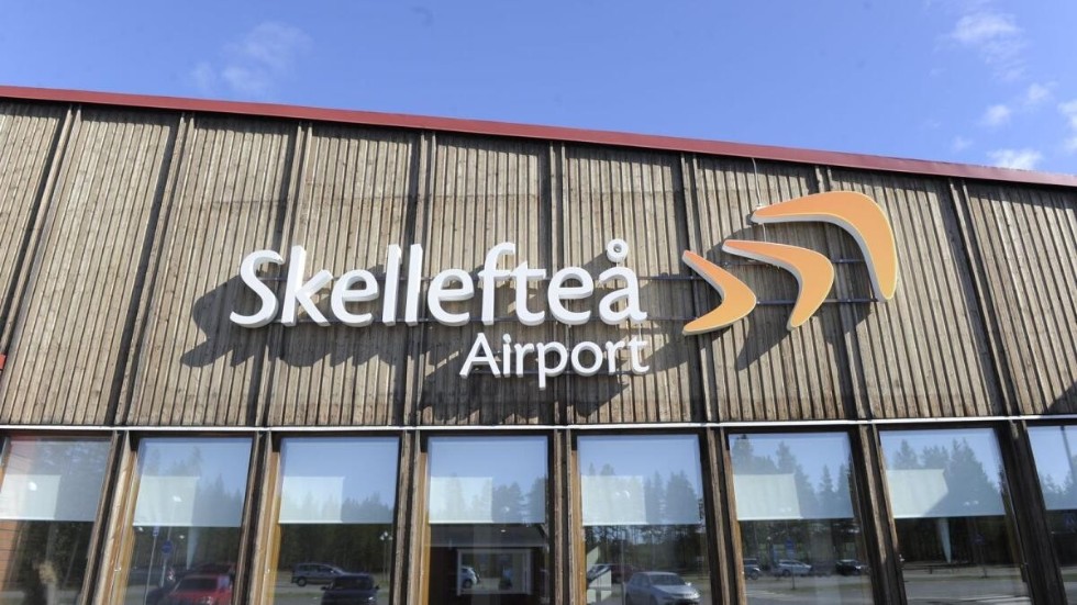 At 10:30 the plane that were supposed to have taken off from Skellefteå Airport with destination Arlanda was still on the ground due to technical problems.