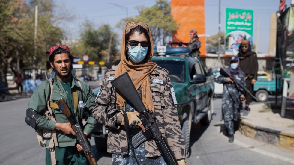 Talibanstridande som står vakt vid en demonstration i Kabul.