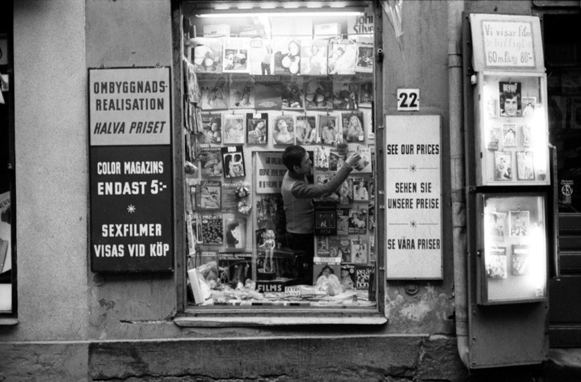 Pornografin var fram till 1971 olaglig i Sverige. När förbjudet försvann dök den upp överallt. Här en bild från mitten av 1970-talet som föreställer en porrbutik på Klara norra kyrkogata i Stockholm.