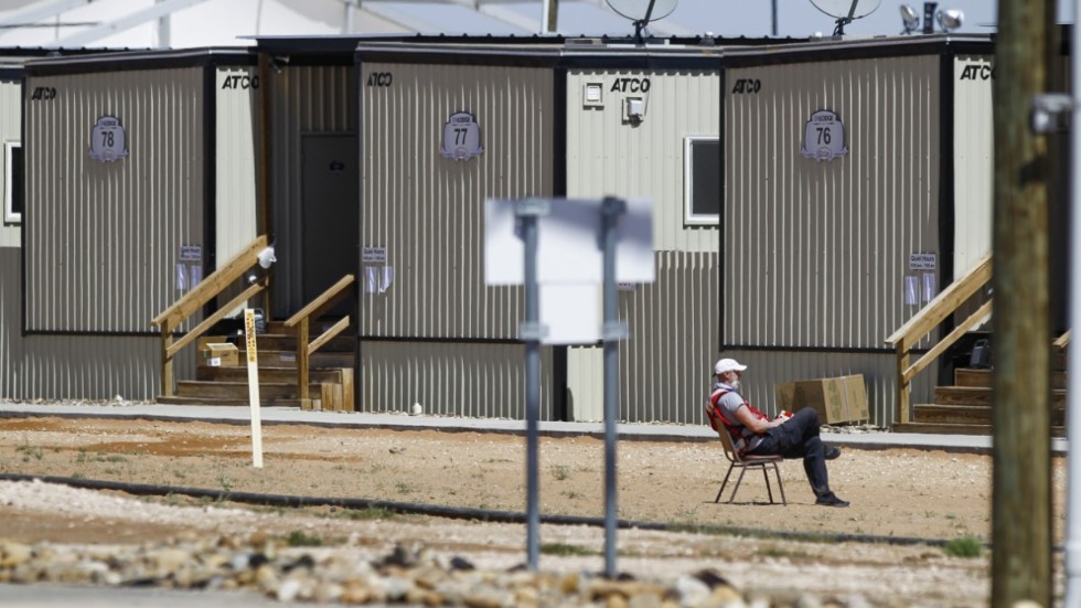 En amerikansk anställd hos Röda Korset utanför ett tillfälligt förvar för ensamkommande barn och tonåringar i USA-delstaten Texas.