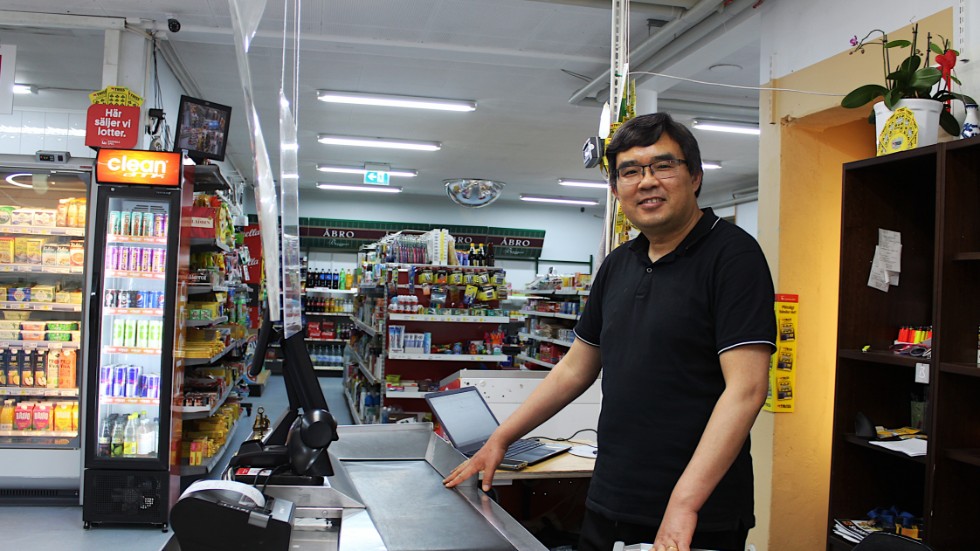 Henry Hahn driver sedan ett år tillbaka Totebo matbutik, och han trivs bra med det.