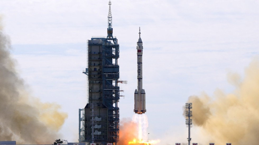 Raketen lämnar sin avfyrningsramp på väg upp mot rymden.
