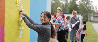 Garagelänga får ett rejält lyft av ung konst: "Det är en upplevelse att måla på en vägg"