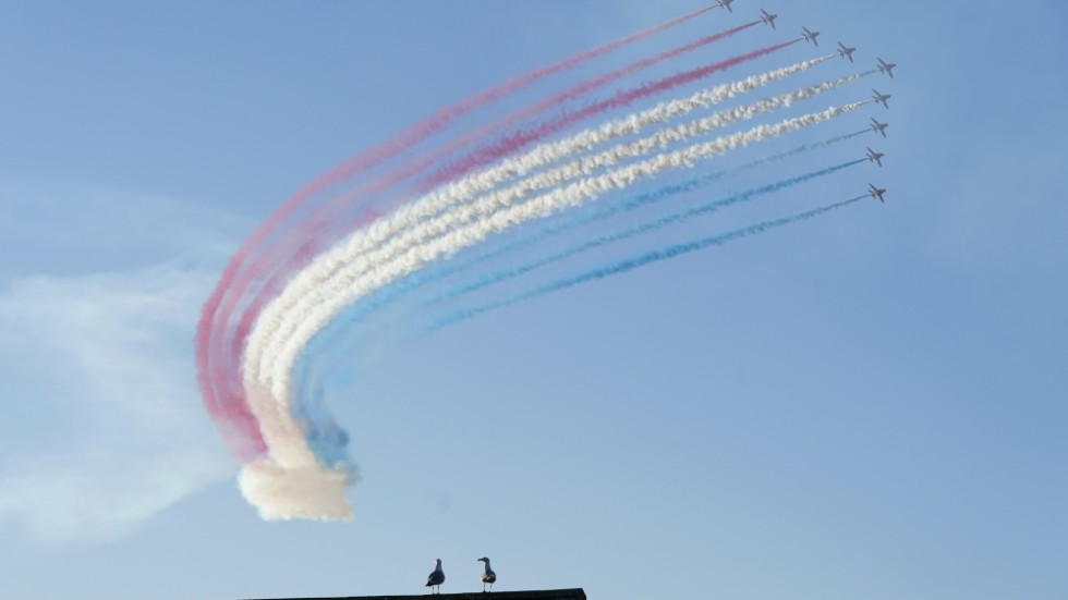 Brittiska flygvapnet ger åskådarna i Carbis Bay en färgglad uppvisning under G7-mötet.
