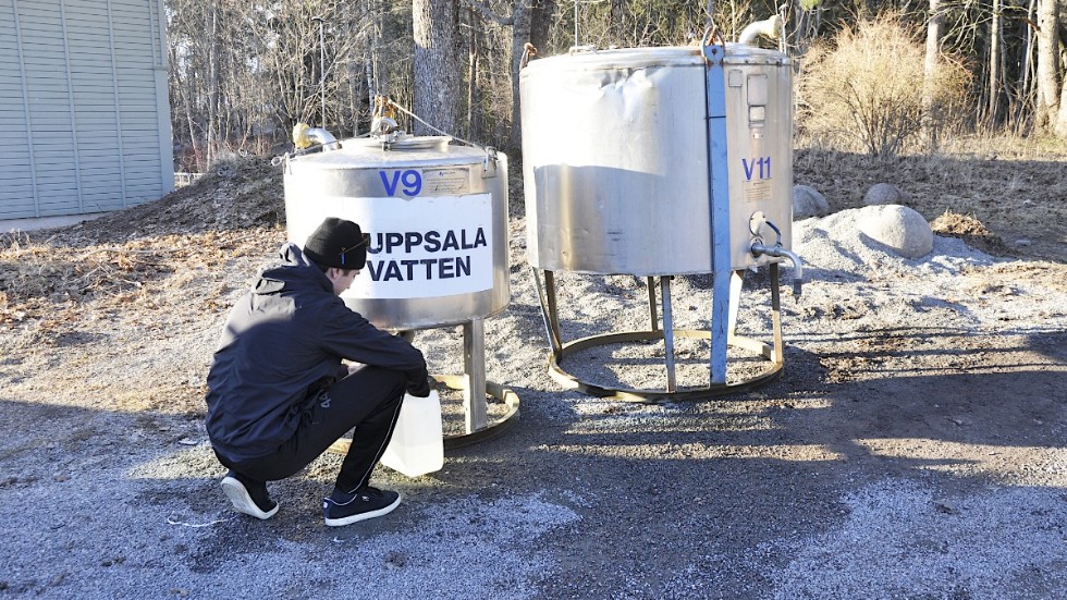 Under onsdagseftermiddagen var en Björklingebo på plats vid en av vattentankarna för att hämta vatten till matlagningen.