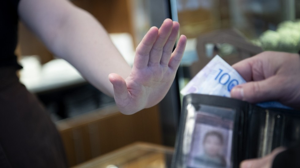 "Nästan tre av fyra invånare i Kalmar län, 74 procent, tycker att det är mycket eller ganska dåligt att allt fler butiker slutar ta emot kontanter", det skriver Nina Wenning, vd för Bankomat AB.
