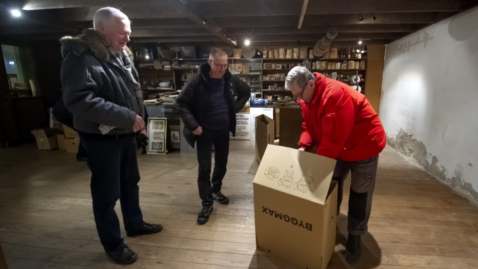 Att Nyköpings hembygdsförening tar över handelsboden-samlingarna från Pelles Lusthus är en vettig lösning på ett omdiskuterat dilemma. På bilden ses Bengt Sjögren, Ulf Henryson och Lars Andersson.