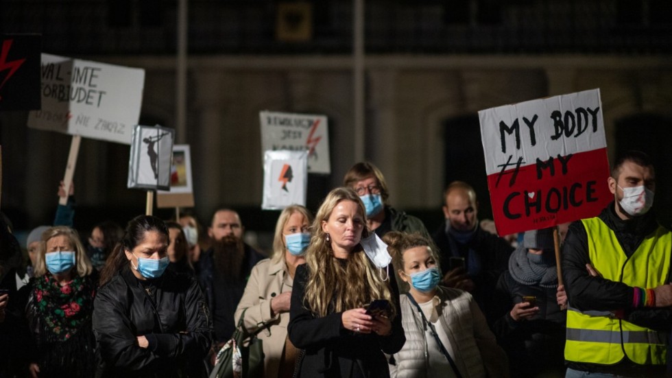 En demonstration utanför Polens ambassad i Stockholm i höstas mot landets skärpning av abortlagar.