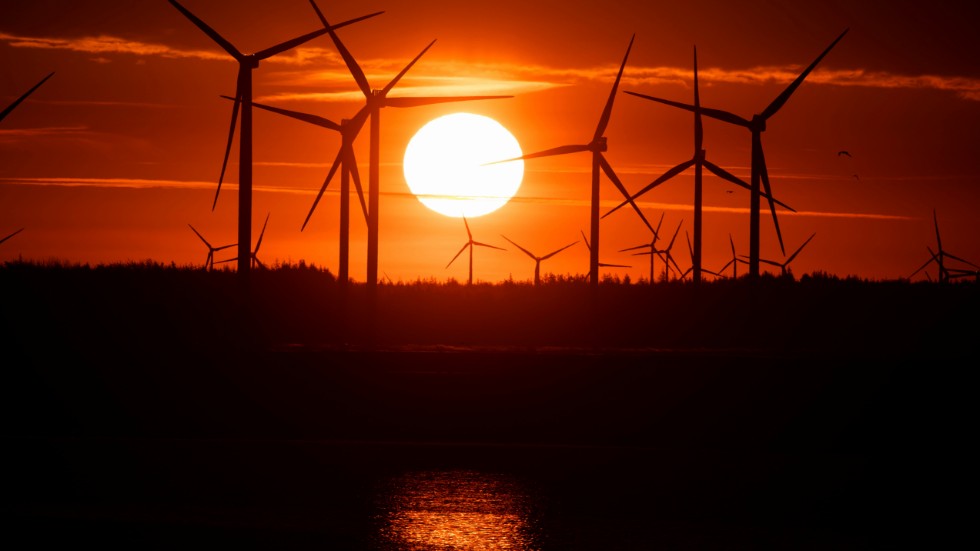 Det är bråttom att bromsa klimatkrisen och debattörerna hoppas att kommunerna i Kalmar län vill vara delaktiga i omställningen till förnybar el, bland annat genom att uppmuntra till vindkraft.