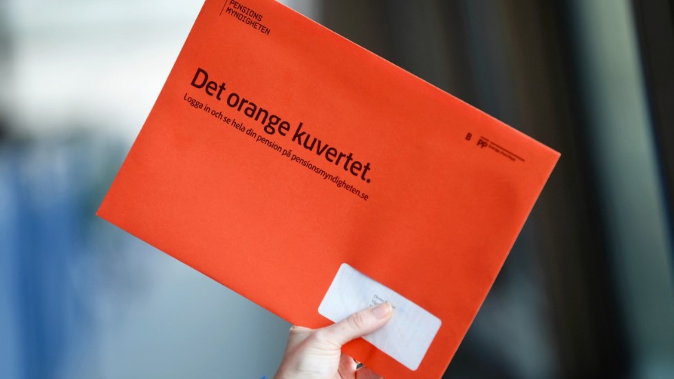 Ett orange kuvert från pensionsmyndigheten med information om pension. Arkivbild.