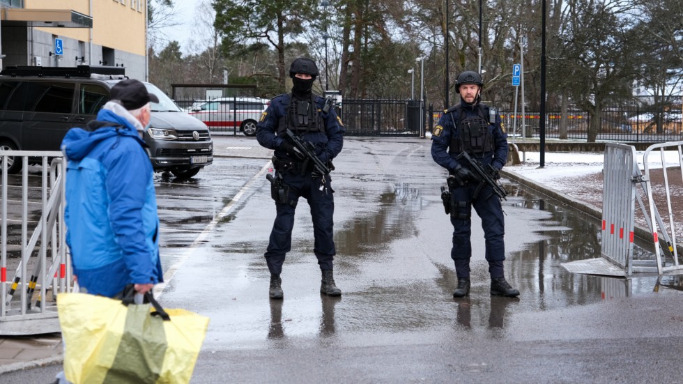 Om polisen bedömer att det behövs en säkerhetszon i Garnisonen i Linköping så kommer det att bli så. Inte för syns skull utan för säkerhets skull. 