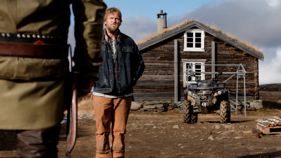 En deppig fårbonde (Tobias Santelmann) och en macho same (Stig Henrik Hoff) har en utdragen tvist i den norska glesbygdsserien "Välkommen till Utmark".