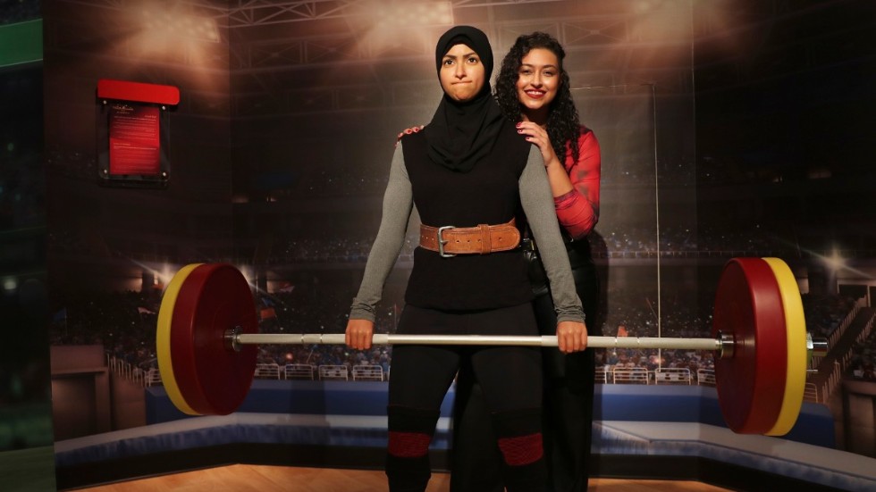 Amna Al Haddad, tyngdlyftningsstjärna i Förenade arabemiraten, poserar med sin vaxdocka under öppningen av Madame Tussauds museum i Dubai.