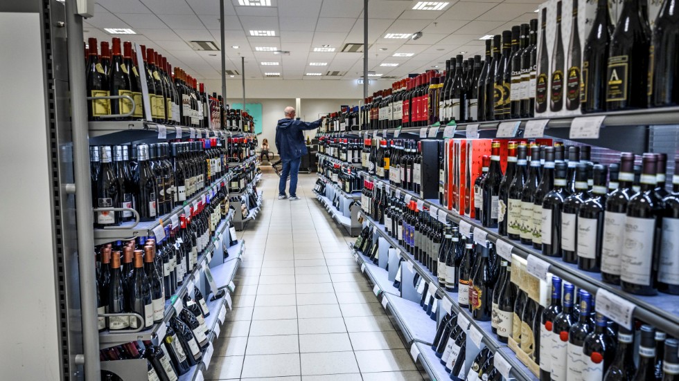 Skribenterna vill öppna för att små producenter av alkohol ska få sälja själva, och inte enbart genom Systembolaget. Det skulle gynna småföretagandet på landsbygden, tror de.