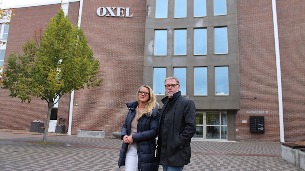 Jessica Sjögren, uthyrare, och Tommy Svärd, marknadsområdeschef vid fastighetsbolaget Kungsleden, framför första steget i utvecklingen av området vid Vikboplan och Oxelbergsparken. I Luftfartsverkets gamla lokaler finns nu moderna kontor, i ett kontorskoncept vid namn Oxel.