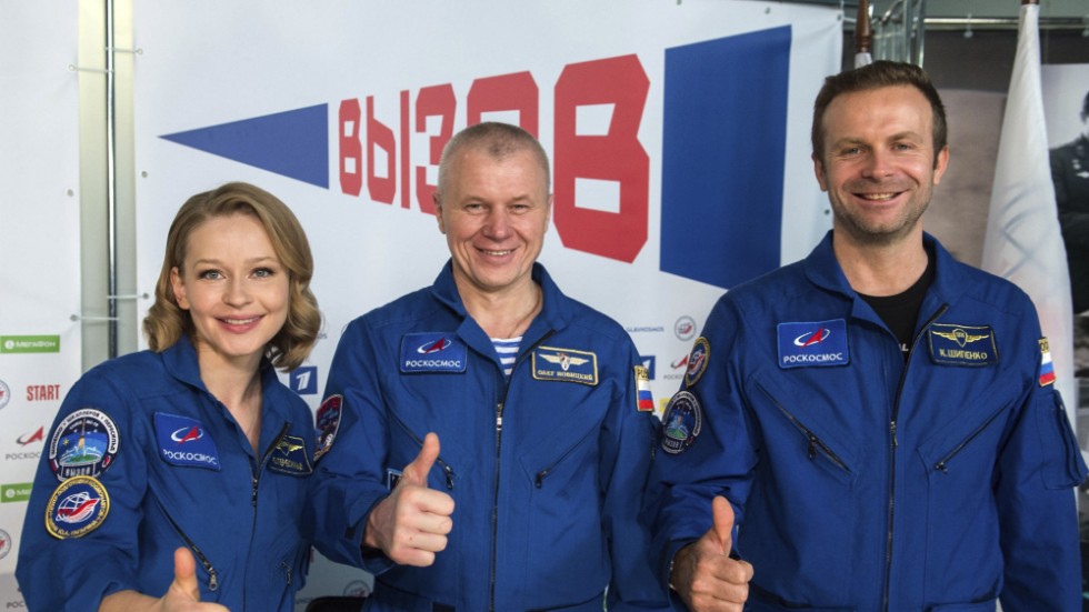 Julia Peresild, Oleg Novitskij (kosmonaut som följde med filmteamet ned) och Klim Sjipenko vid presskonferensen i Moskva efter hemkomsten.